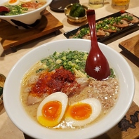 独自の麺とスープと特製辛味タレ