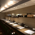 《居心地の良いカウンター》仕事帰りのサク飲みや、大切な方との気軽なお食事にもおすすめの居心地の良い空間で、贅沢な時間をどうぞ。