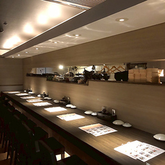 《居心地の良いカウンター》仕事帰りのサク飲みや、大切な方との気軽なお食事にもおすすめの居心地の良い空間で、贅沢な時間をどうぞ。