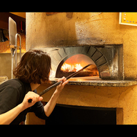 本場イタリアから直輸入の薪窯で焼く本格ナポリピッツァ
