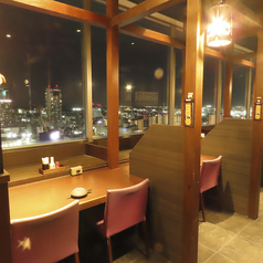 少人数で夜景★22階からの景色と対面する2名掛けのお席は人気！まるで空の上で食事をしているかのような幻想的な気分になれます。2名ずつ仕切りがあるので隣の人を気にせず、二人の時間をゆっくりと過ごすことが出来ます。