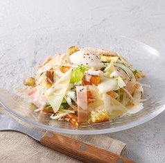 ベーコンとデュガスチーズのシーザーサラダ