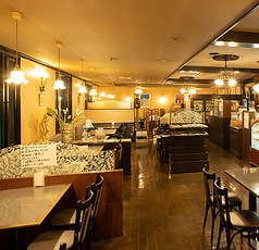 並んで座ることができる広々としたソファー席