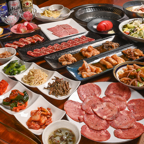 タンとハラミを特製ダレで堪能する焼肉！広々空間で至福のひとときを★