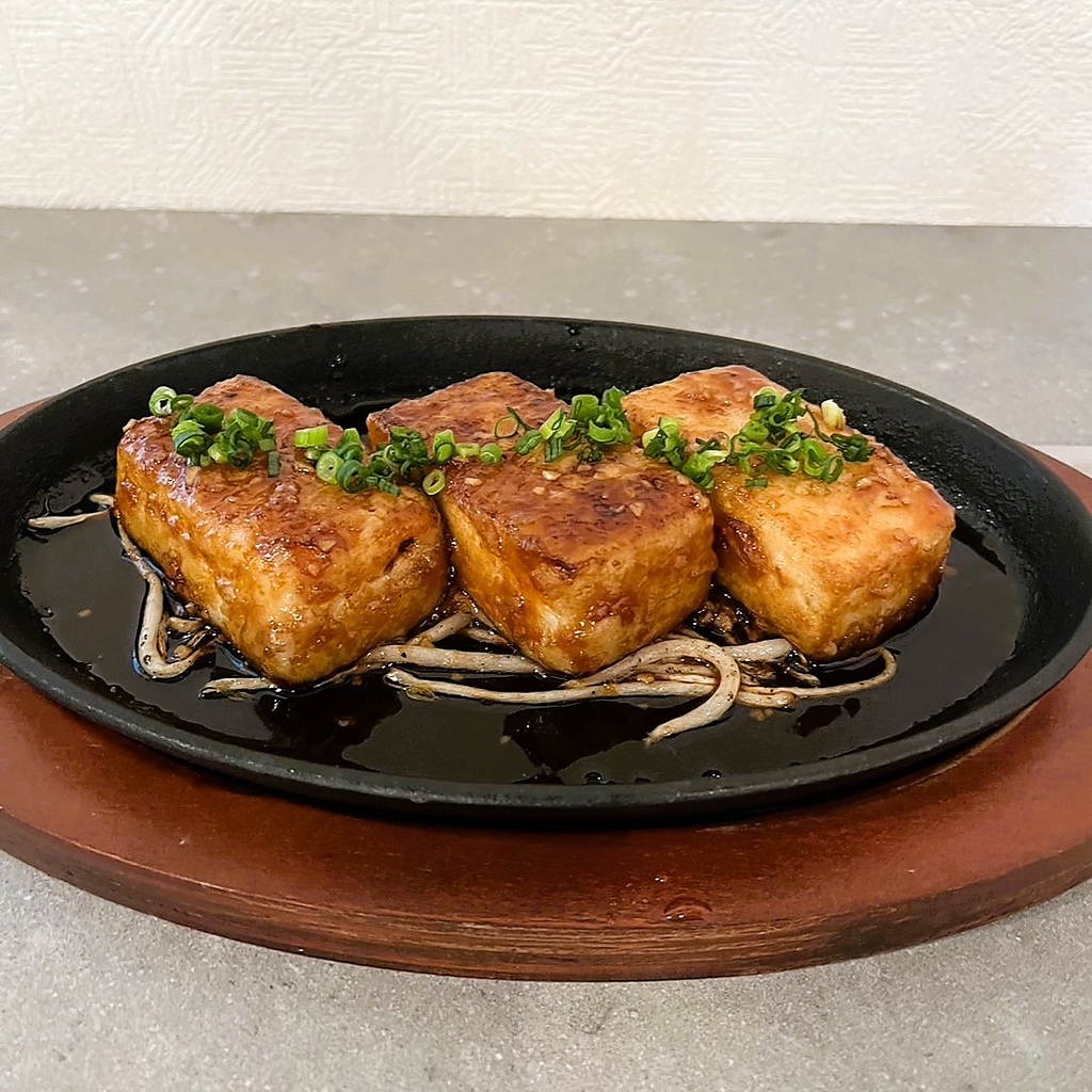 外はカリっと、中はふわふわな豆腐のステーキです！