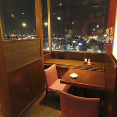 デート・誕生日・記念日におすすめの夜景席☆人気のカップルシートは雰囲気抜群◎二人だけの特別な空間で特別な一日をご演出いたします。
