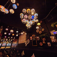 異国情緒あふれる店内。キッチンからスパイス香る店内で、お酒も会話も進むこと間違いなし。30～40名様で、着席での貸切利用も可能です。（※最低保証料金を設けさせていただく場合があります。）