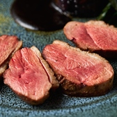 生でも食べられるほど新鮮なブランド鴨「河内鴨」を、炭火でジューシーに焼き上げています。コクと深みのある旨味が口の中に広がります。