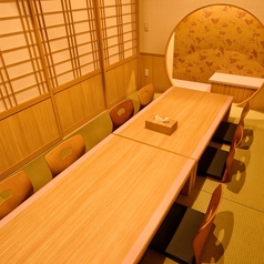 8名様でご利用可能なゆったりとした造りの個室座敷を1部屋ご用意しております。和の風情を感じさせる円形の飾り窓が特徴的な、洗練されたお洒落な空間となっております。結納やお顔合わせなどのハレの日や、大切な取引先との会食など、特別なシーンにふさわしいお席です。周りの目を気にせずお楽しみください。
