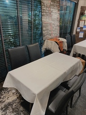 静かな雰囲気の中で、特別な方との大切な時間をお過ごしください。こだわりのインテリアは、居心地の良さを演出し、料理の味わいをより深く引き立てます。ご家族や友人とのお祝い事にもぴったりな空間です。特別な瞬間を盛り上げるための理想的な場所がここにあります。心に残るひとときをお楽しみください。