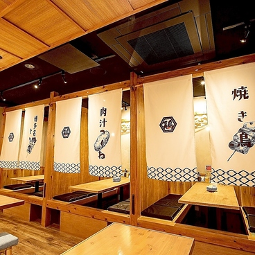 博多とり皮串と野菜巻き串 とり酒場 難波店 焼き鳥食べ放題【個室完備】の雰囲気1