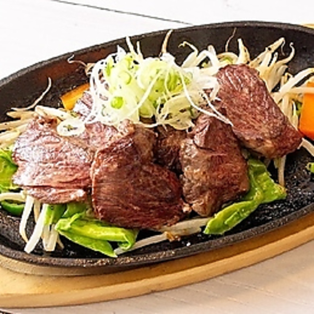 ゴロンと厚い「牛ハラミ」を鉄板焼でお出しします！臭みのないあっさりした味わいをご堪能ください◎