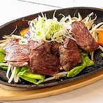 ゴロンと厚い「牛ハラミ」を鉄板焼でお出しします！臭みのないあっさりした味わいをご堪能ください◎