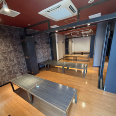 ３Fは宴会用のおお座敷を用意しています。３０名程度は収容可能となっており、企業様や様々な団体様の会合にもご利用をいただいております。間仕切りを使用することで部屋を分割することも可能。最適な広さの空間を提供可能です。