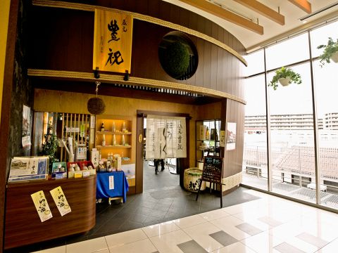 大和西大寺駅改札内。酒造りの木桶をイメージさせる外観と杉玉が目を引きます。