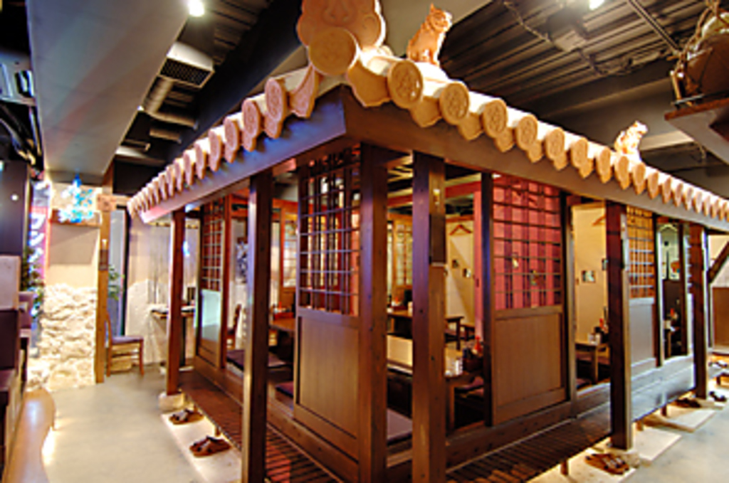 沖縄の雰囲気たっぷりの古民家のような店内は、どこかホッと落ち着きます！