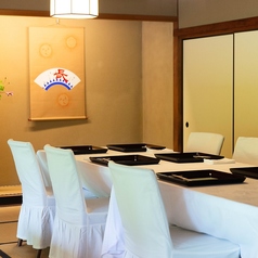 結婚の披露や結納式、法事などの大人数での催事に。