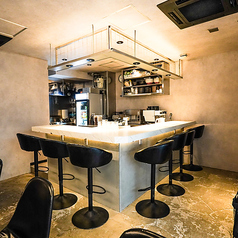 目の前で調理が行われるライブ感が自慢のカウンター席は、お一人様でも気軽にくつろげる空間です♪開放感がありながらも落ち着いた雰囲気で、パティが焼き上がる音や香りを間近に感じられるのが魅力。自分へのご褒美ランチや、仕事帰りにサクッとお酒とバーガーを楽しみたい時にもおすすめの特等席です◎