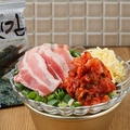 料理メニュー写真 韓国海苔の豚キムチポッカ
