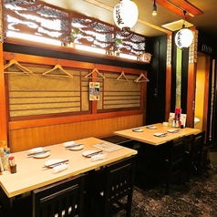 テーブル席は通常4人用としてご利用いただけますが、テーブルをつなげることで最大8名様まで対応可能です。ご家族やご友人とのお集まり、会社の小規模な会食など、さまざまなシーンでご利用いただけます。壁際にはコート掛けも備え付けられており、快適にお過ごしいただけます。