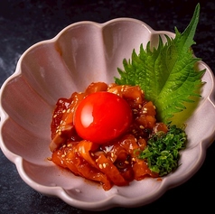 サーモンユッケ