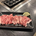 特選和牛カルビや大きなイカのバター焼きなど、多彩な鉄板焼きを豊富にご用意しております！