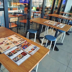 開放的なテラス席でお食事をお楽しみください♪(ソファーもあります)