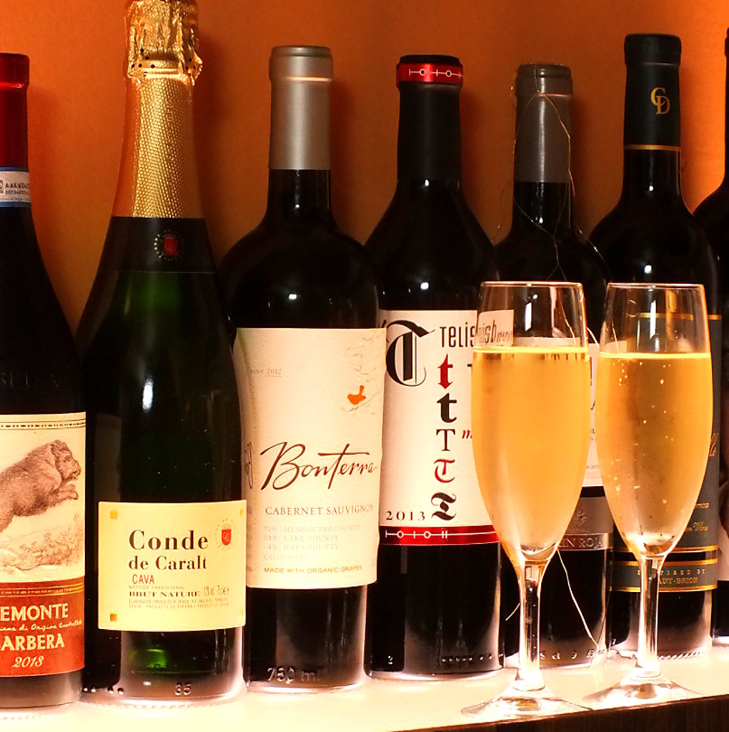 約30種類以上のワインを取り揃えております。2100円(税別)~赤、白、泡、サングリアと豊富