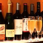 約30種類以上のワインを取り揃えております。2100円(税別)~赤、白、泡、サングリアと豊富