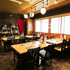 通常は4名様掛けのテーブル席が並んでいますが、テーブルを組み合わせることで最大16名様まで一緒にお座りいただけるレイアウトにも対応可能です。会社のご宴会や大人数でのお食事会、ご家族の集まりなど、幅広いシーンでご利用いただけます。