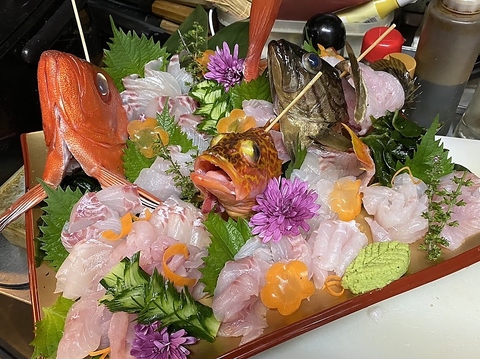 高原価率の旬の魚メインに肉野菜料理を３０種の日本酒とともに堪能できるお店。