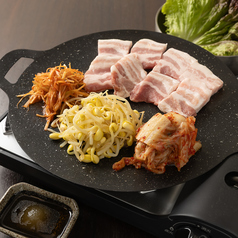 絶品『炙りサムギョプサル』は食欲をそそる逸品