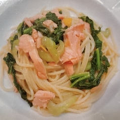 かつお菜とスモークサーモンのバーニャソース