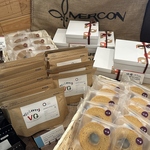 当店選りすぐりの珈琲豆や『魚沼の里』さとやのバームクーヘンなどを販売中!!