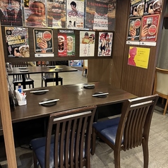 4名様用のテーブル席です