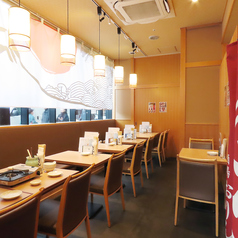 店内には、使い勝手の良い2名掛けテーブルを7卓ご用意。お二人でのしっとりとした「握り寿司」ディナーはもちろん、テーブルを連結することで、4名・6名・8名……と、人数に合わせた最適なレイアウトが可能です。最大14名様までのまとまったお集まりにも対応。