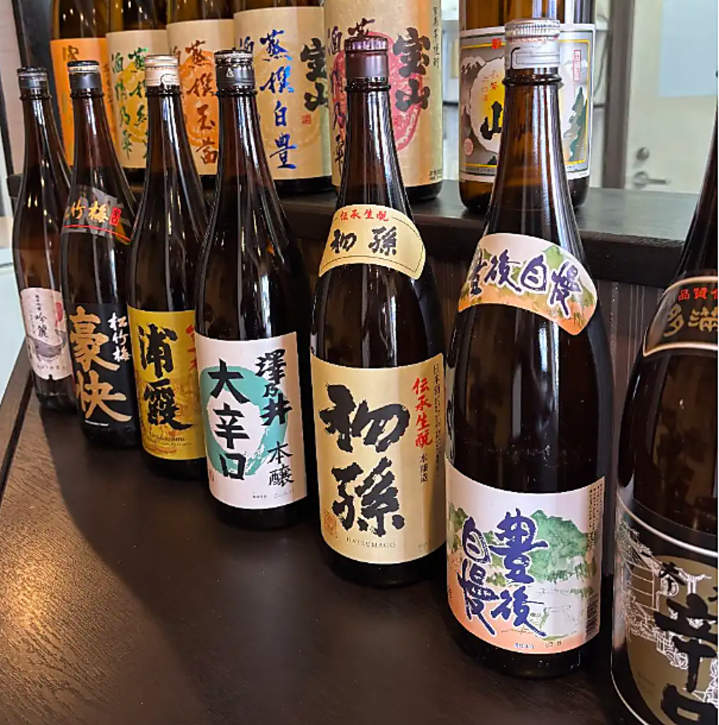 日本各地の日本酒を種類豊富に取り揃えております。店主厳選の味わい深い一杯をお楽しみ下さい！