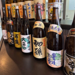 日本各地の日本酒を種類豊富に取り揃えております。店主厳選の味わい深い一杯をお楽しみ下さい！
