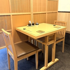 2名掛けテーブル×2台。コネクティング可能で最大12名様までご利用いただけます（※2名様でご予約の場合、カウンター席へのご案内となる場合がございます※お席のご指定は承れませんので予めご了承ください）
