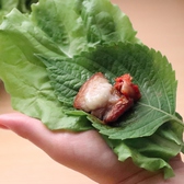 李朝園のサムギョプサルは、赤ワインをベースに、香味野菜や果物などをブレンドした特製のつけだれに漬け込んだ豚肉を使用しています。肉の旨みを引き出し、やわらかでコクのある味わいに仕上げた美味しいお肉をご堪能ください。（上本町/鶴橋//韓国料理/女子会/居酒屋）