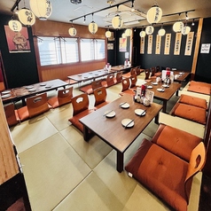 広々としたお座敷席は、最大27名様までご利用いただけます。大人数での宴会や歓送迎会、忘年会・新年会など、各種ご宴会にぴったりの空間です。靴を脱いでリラックスしながらお料理をお楽しみいただけます。人数やご予算に応じたお料理のご相談も承っておりますので、ぜひお気軽にお問い合わせください。