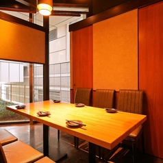 落ち着いた雰囲気のお洒落な店内は居酒屋でありながら内装にもこだわってます♪女子会や接待、誕生日・記念日、懇親会、ママ会など様々なシーンにご利用頂いております。