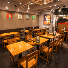 【貸切歓迎！木のぬくもり空間で特別な時間を】温かみある店内をまるごと貸切にして、誕生日会や歓送迎会、映像を使ったプレゼンや上映会まで自由自在！大型プロジェクター完備でサプライズ演出もバッチリ対応。仲間とリラックスしながら、思い出に残るひとときをお過ごしください。