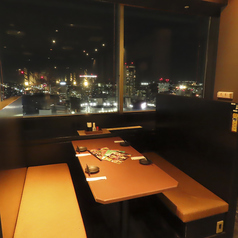 夜景以外のお席も雰囲気は◎赤と黒を基調とした和テイストな内装になっています。ボックス席で半個室タイプ他のお客様の目を気にすることなく、ゆっくりお食事を愉しんで頂けます。