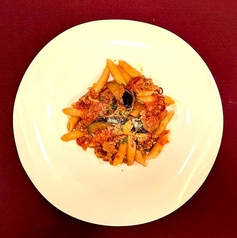 サルシッチャと揚げナスのスパイシーペンネアラビアータ