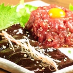 『桜肉のユッケ＆レバ刺し』赤身のしっかりとした旨味がビールや焼酎によく合います！ぜひご賞味を