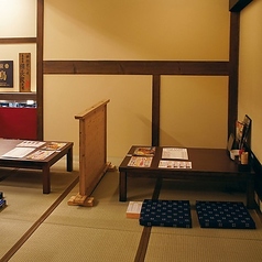 お子様連れのご家族にも嬉しいお座敷席。昭和レトロな雰囲気の店内でリラックスしてお過ごしください。