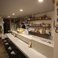 このシュッとした白いカウンター、素敵すぎませんか？ UCHEE Spice Kitchenは、インテリアも料理と同じくらいキレがあってスタイリッシュ。お一人様ランチも、夜のスパイス呑みも、この空間ならもっと特別な時間に。 隠れ家感満載なのに、どこか開放的。 一度座れば、ついつい長居したくなる心地よさです