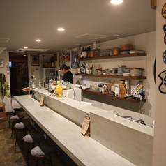 このシュッとした白いカウンター、素敵すぎませんか？ UCHEE Spice Kitchenは、インテリアも料理と同じくらいキレがあってスタイリッシュ。お一人様ランチも、夜のスパイス呑みも、この空間ならもっと特別な時間に。 隠れ家感満載なのに、どこか開放的。 一度座れば、ついつい長居したくなる心地よさです