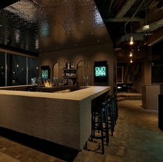 DUNBARでは、貸切で特別な時間をお楽しみいただけます。テーブル席のみの貸切は最大15名まで、店内全体の貸切では最大48名まで収容可能です。シックで落ち着いた空間が、パーティーやイベントに最適。暖かみのある照明と洗練されたインテリアの中で、大切な方々と贅沢なひとときを過ごせます。